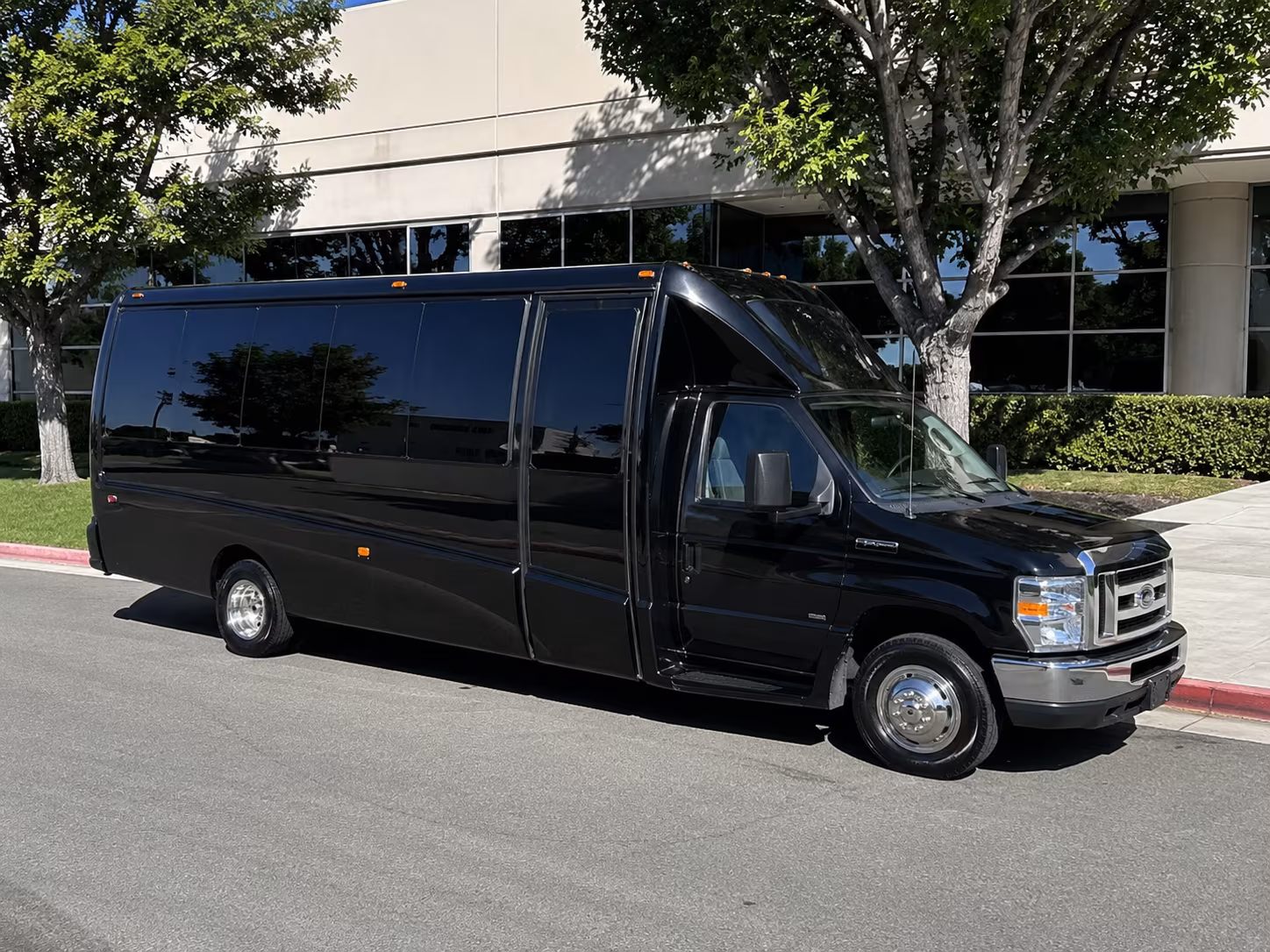 airport transfer buses for anaheim wedding guests flying into sna or lax